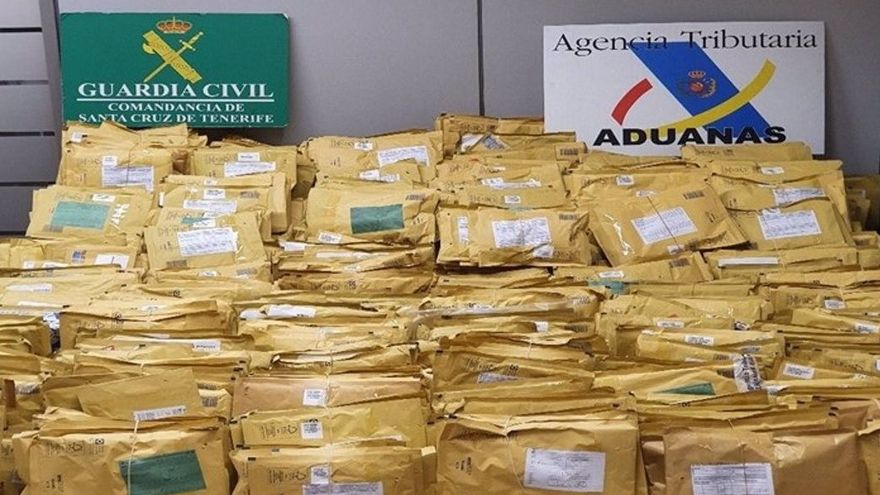 Cahora's tweet photo. 🚔🚔  Desarticulada una red que distribuía marihuana desde Tenerife a través de paquetes postales #Sucesos #Canarias
https://t.co/szW5kCRJDO https://t.co/leWqtM1qx8