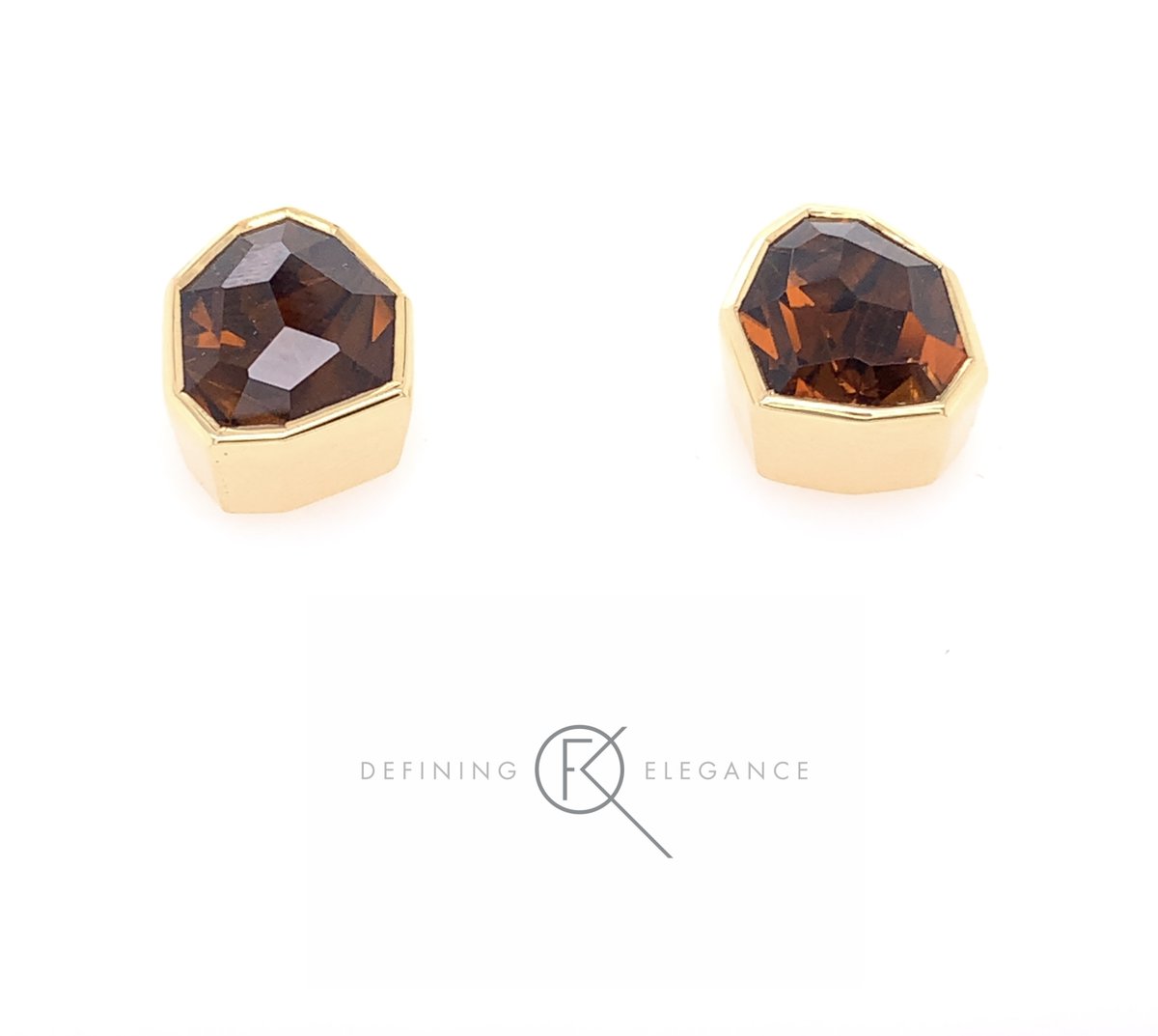 Continuing on from yesterday, Smokey Quartz takes centre stage! Set in yellow gold these beautiful earrings would make a very special Christmas present! 

#christmasideas2020 #christmas2020 #jewellerydesign #jewelleryaddict #jewellerylover #gemstonejewellery #bespokeearrings