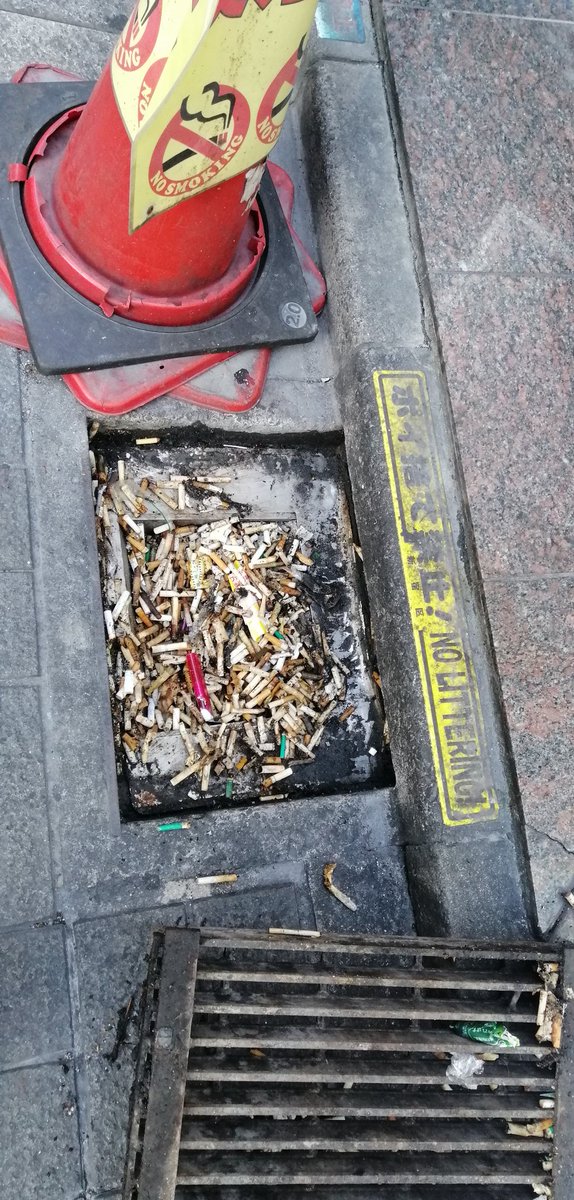 商店街の中の人 新宿区は条例で路上喫煙禁止となっています とあるタバコ屋さんの横のグレーチング 3週間で満杯 商店街有志で掃除いたしました 新宿 路上喫煙禁止 タバコ 煙草ポイ捨て グレーチング 掃除 清掃