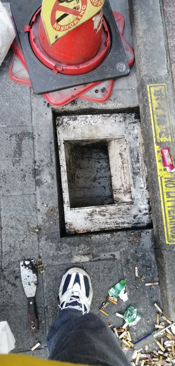 商店街の中の人 新宿区は条例で路上喫煙禁止となっています とあるタバコ屋さんの横のグレーチング 3週間で満杯 商店街有志で掃除いたしました 新宿 路上喫煙禁止 タバコ 煙草ポイ捨て グレーチング 掃除 清掃