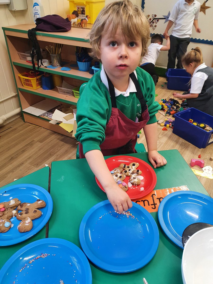 StPetersFarnham's tweet photo. Busy morning in EYFS -all doing our own thing..reading, painting &amp; making gingerbread people.
This is how we make friends &amp; learn @EarlyExcellence #earlyyears #creativecurriculum #EYFS https://t.co/7SR90BO7k5
