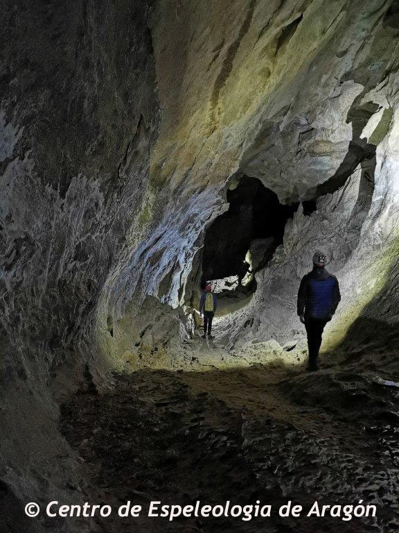 Gran trabajo del Centro de Espeleología de Aragón, y resto de asociaciones, en la campaña de exploración de la Zona Kárstica de Lecherines 2020

Ha conectado la Sima del Baste al Sistema Lecherines, obteniendo un sistema subterráneo de más de 33 km 👏

➡️ bit.ly/3kzPpcx