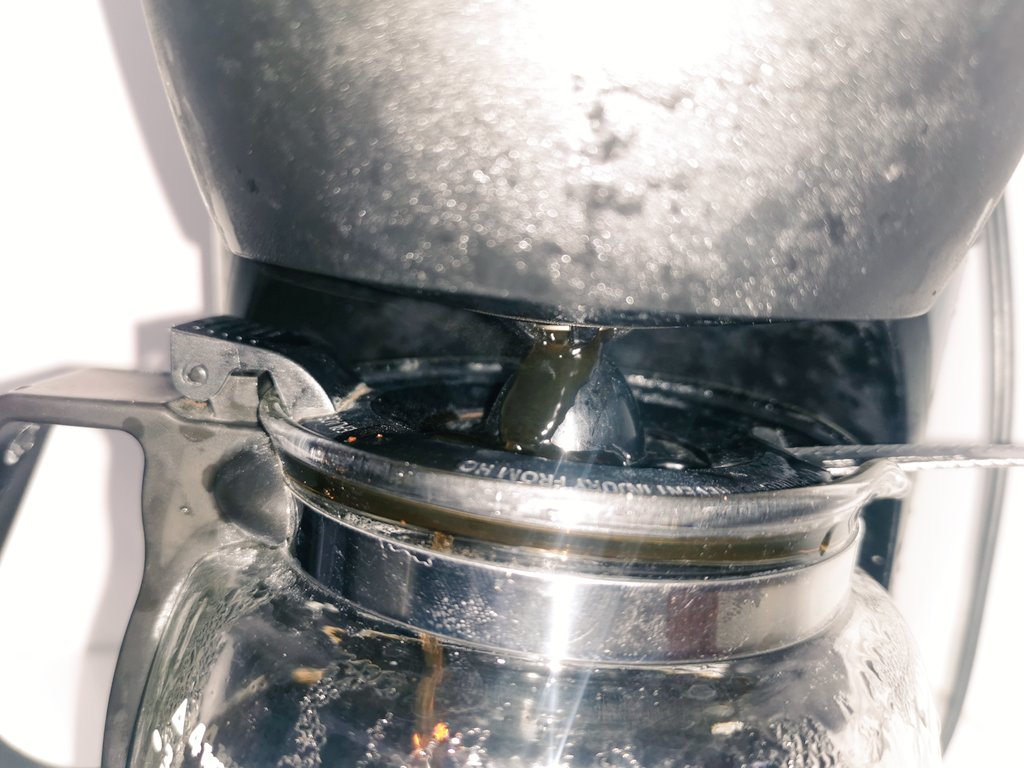 fluisb's tweet photo. @OsterColombia de forma gratuita les envío una sugerencia de mejora para su cafetera. Esto, porque la tapa se hunde y el café no baja. https://t.co/D43ak9LZGi