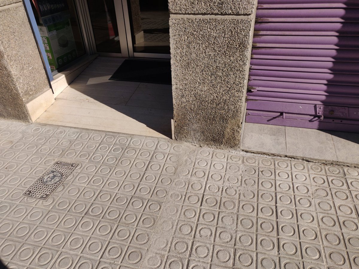 Perquè els meus veïns tenen la rampa ben feta i a mi m'han deixat un mini esglaó que NO tenia? 
Gràcies <a href="/ajuntamentvng/">Vilanova i la Geltrú</a>