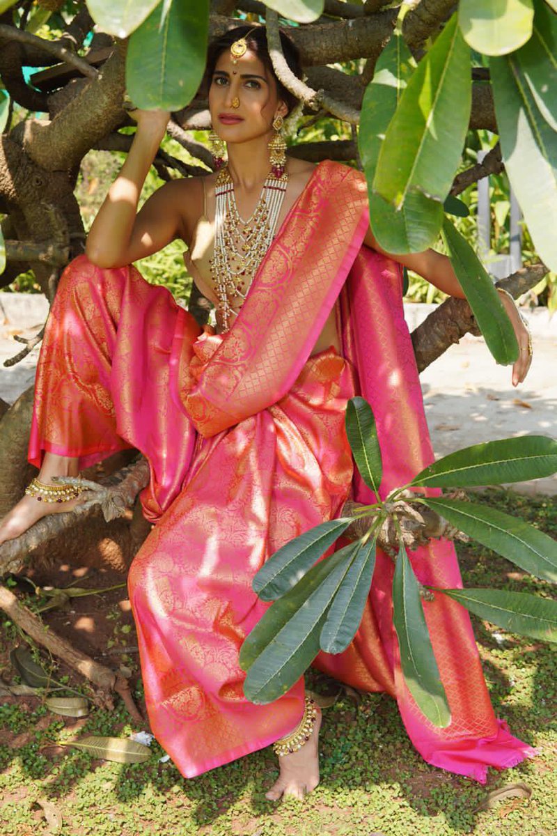 LifestyleAsiaIn's tweet photo. #FestiveEdit: Wondering how to style your festive sari looks? Here’s actor Aahana Kumra providing some inspiration in these exclusively shot images.
Artist: @AahanaKumra
Photographer: @munnas_sk
Stylist: #FocusPR https://t.co/WnEa56NfBu