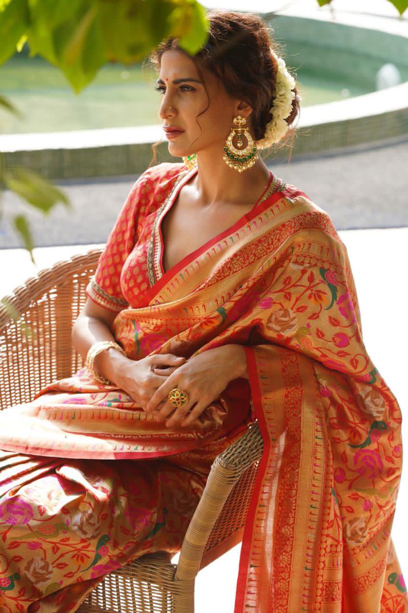 LifestyleAsiaIn's tweet photo. #FestiveEdit: Wondering how to style your festive sari looks? Here’s actor Aahana Kumra providing some inspiration in these exclusively shot images.
Artist: @AahanaKumra
Photographer: @munnas_sk
Stylist: #FocusPR https://t.co/WnEa56NfBu