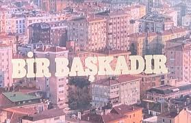 Dizinin bir başka beğendiğim yönü de bölümleri olması. 4.bölüm var 3’ten sonra geliyor, 6.bölümden sonra 7 geliyor. Çok iyi düşünülmüş.