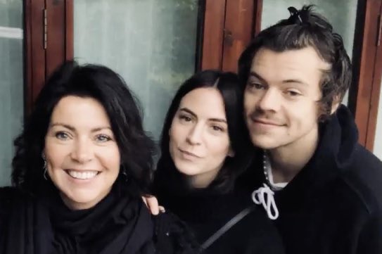 HarryUpdatess_'s tweet photo. 📱| Foto de Harry junto a Gemma y Anne 🥺
© lorraine https://t.co/qYKFSMulgc