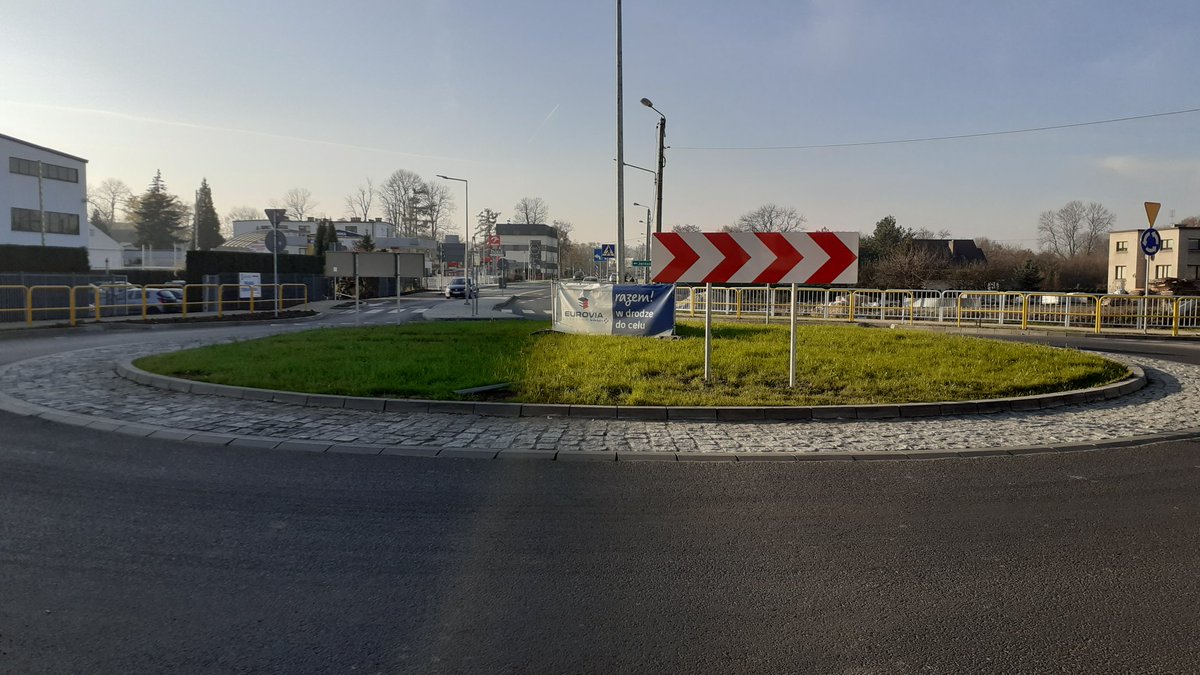 GDDKiA_Krakow's tweet photo. Nowe rondo w m. #Wadowice na skrzyżowaniu #DK52 z ulicami Wenecja i Wałową jest gotowe. Prace budowlane zostały zakończone. Wybudowano też chodniki, ścieżki rowerowe i zatoki autobusowe. @GDDKIA #Małopolska #ŁączymyPolskę #Andrychów #Kęty #Kraków @MI_GOV_PL https://t.co/9Rc1kvkp0y