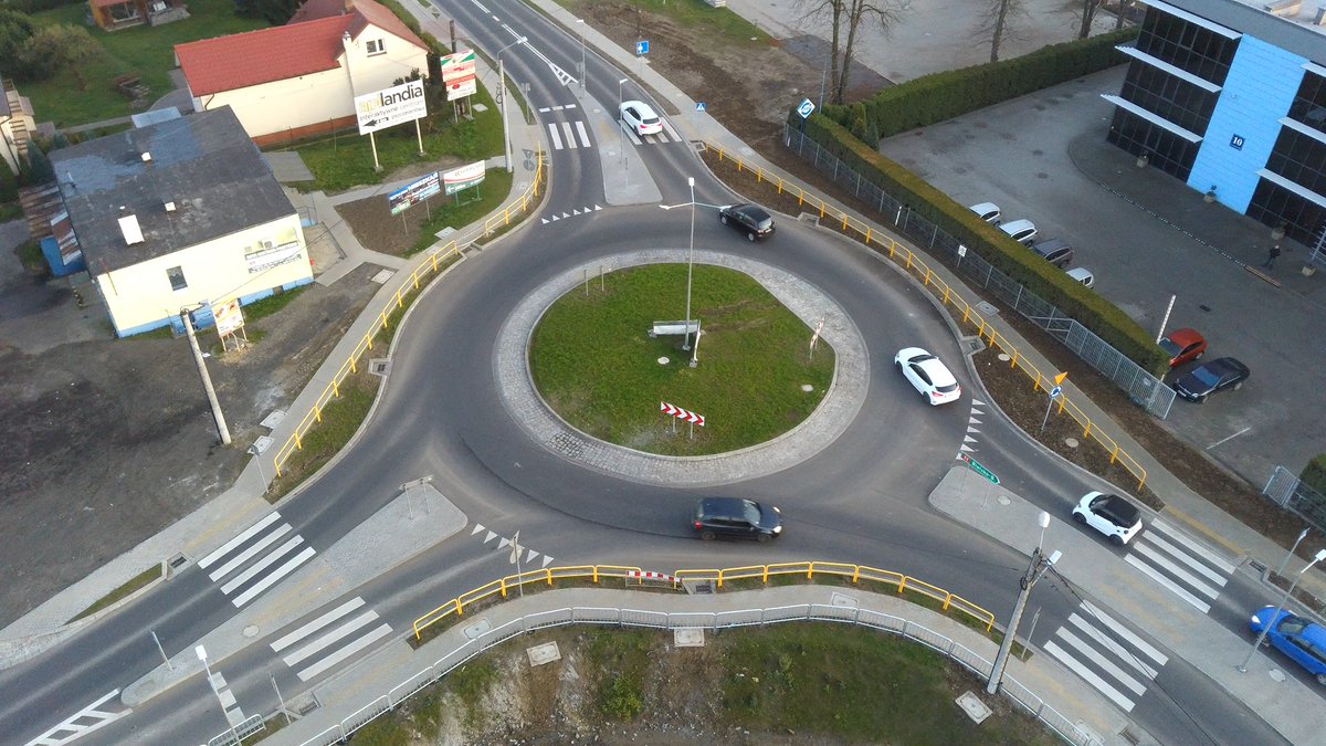 GDDKiA_Krakow's tweet photo. Nowe rondo w m. #Wadowice na skrzyżowaniu #DK52 z ulicami Wenecja i Wałową jest gotowe. Prace budowlane zostały zakończone. Wybudowano też chodniki, ścieżki rowerowe i zatoki autobusowe. @GDDKIA #Małopolska #ŁączymyPolskę #Andrychów #Kęty #Kraków @MI_GOV_PL https://t.co/9Rc1kvkp0y