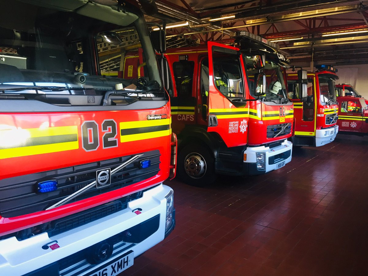 Rushmoor02's tweet photo. RW &amp; RDS on all pumps now at a domestic fire in Godalming with Surrey appliances https://t.co/pHjfFOggCn