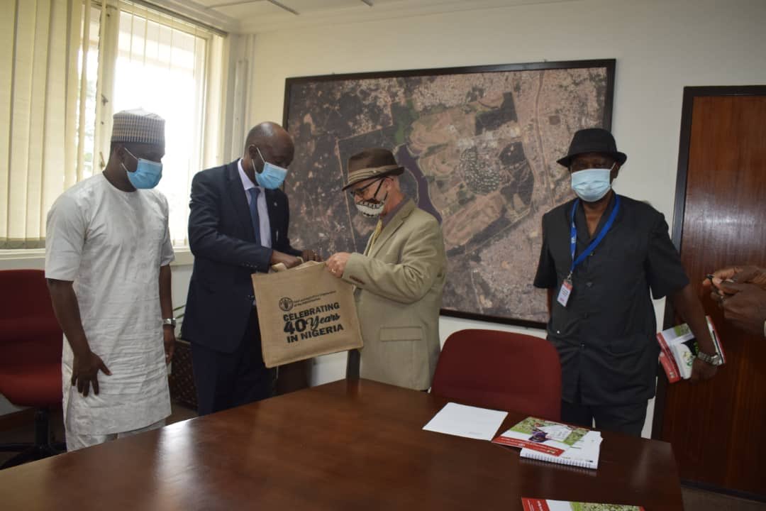 AbkSuleiman's tweet photo. Building new &amp; strengthening existing partnerships are key elements in achieving #SDGs. @FAONigeria is paying a courtesy visit to @IITA_CGIAR in Nigeria to renew &amp; refine our partnerships for ensuring #ZeroHunger &amp; #NoPoverty. https://t.co/5FiARdSN7n
