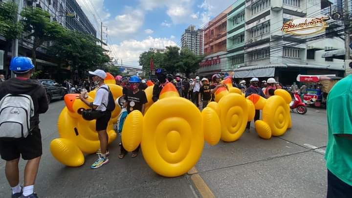 ToomSatan's tweet photo. มีเพียงโล่ห์เป็ด ที่ไปสู้กับแก๊สน้ำตา😡
#ToT
#ม็อบ17พฤศจิกา https://t.co/0lkzhE6v0p