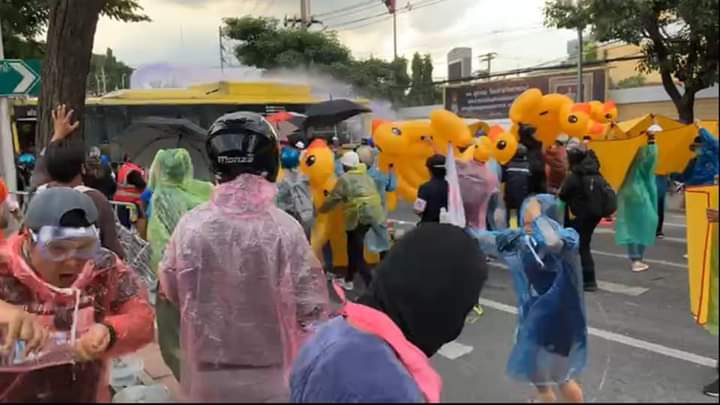 ToomSatan's tweet photo. มีเพียงโล่ห์เป็ด ที่ไปสู้กับแก๊สน้ำตา😡
#ToT
#ม็อบ17พฤศจิกา https://t.co/0lkzhE6v0p