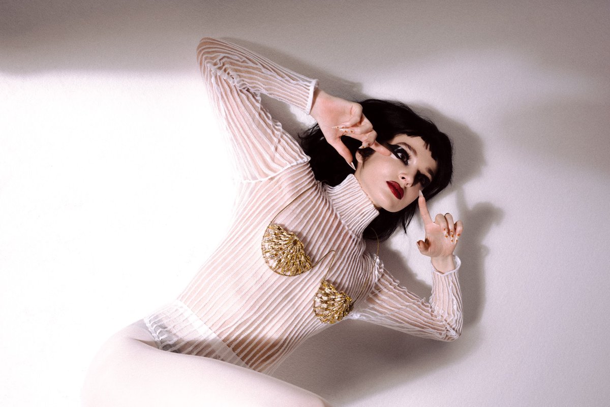 diymagazine's tweet photo. Poppy (@poppy) shares new single 'I Won't Be Home For Christmas', lifted from her new festive EP 'A Very Poppy Christmas'. https://t.co/WlnoImRVJY https://t.co/0kL4vG63mS