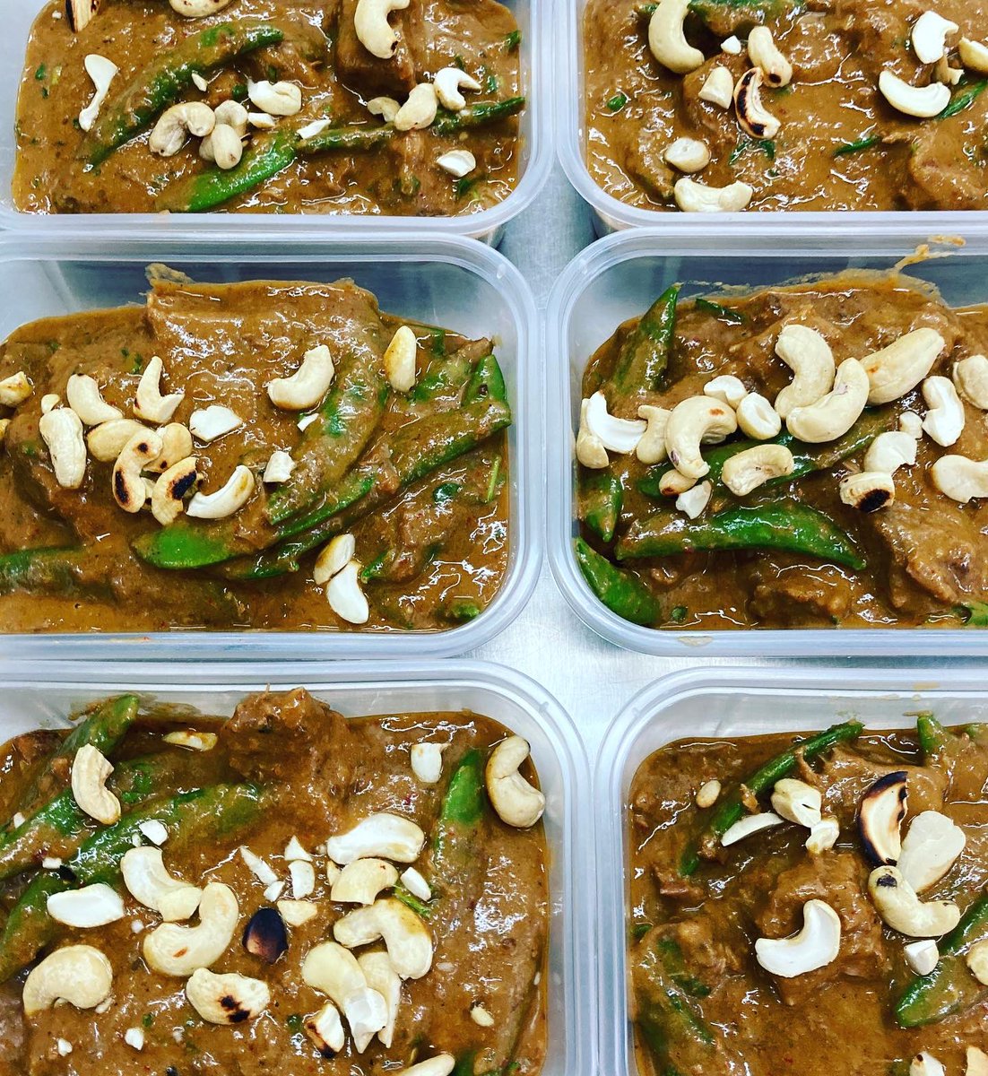 darlingdelibath's tweet photo. ⭐️This weeks curry⭐️
Red Thai beef curry with cashews.    A spicy thick beef curry with lemongrass &amp; green chilli, toasted cashews and sugar snaps. 
Served with jasmine sticky rice and roti - £9.95  #shoplocal #supportlocal https://t.co/Why1FJQ4FM