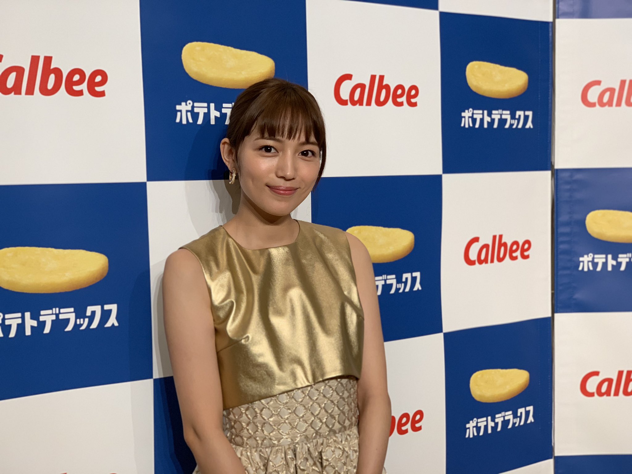 川口春奈スタッフ 公式 本日 ポテトデラックス全国制覇記念イベント に登壇させていただきました 生配信もご覧いただき ありがとうございました 衣装は Cmでも着用していたキラキラゴールドのワンピースです カルビー ポテトデラックス 川口春奈スタッフ 公式 本日 ポテトデラックス全国制覇記念イベント に登壇させていただきました 生配信もご覧いただき ありがとうございました 衣装は Cmでも着用していたキラキラゴールドのワンピースです カルビー ポテトデラックス