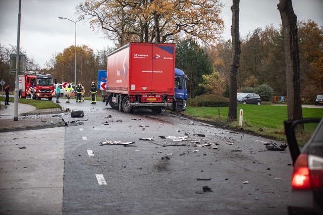Ravage na ongeval tussen vrachtwagen en auto op de Boerakkerweg. #InfoLeek.