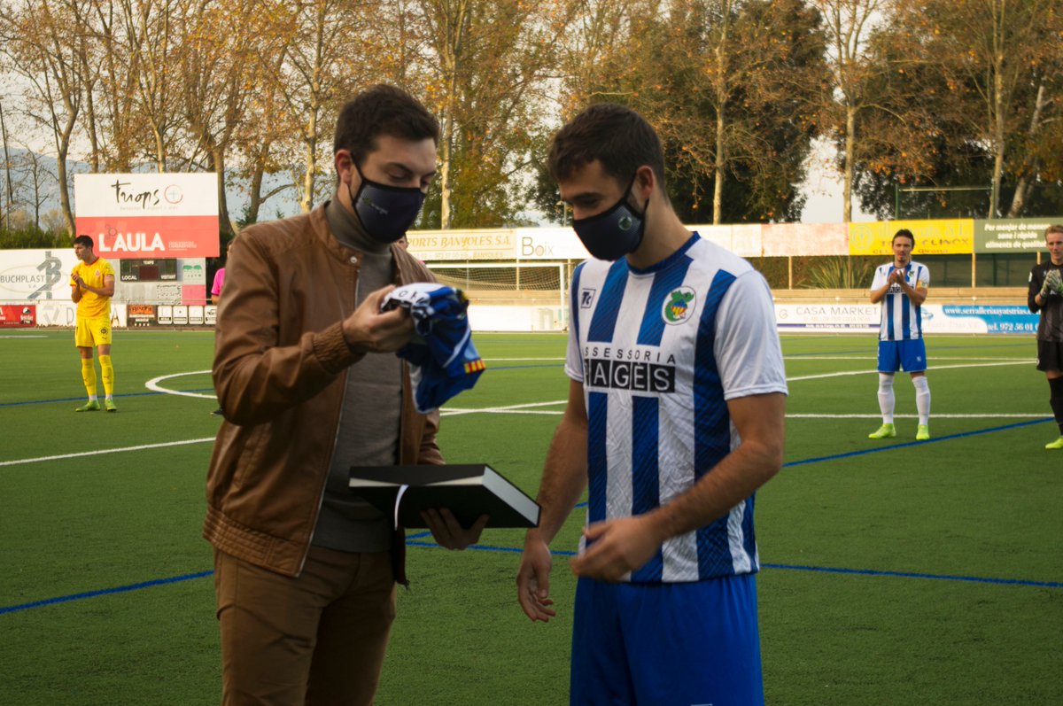 CEBanyoles's tweet photo. [🎽PRIMER EQUIP] 👏Abans de l'inici del partit del passat diumenge al Miquel Coromina, el club blau va fer un reconeixement a un dels capitans, Andreu Moreno (@AndreuMore6), que ha complert 150 partits com a jugador del @CEBanyoles en el que és la seva 6a temporada. #factoriaCEB https://t.co/lHAQ2NiJPW