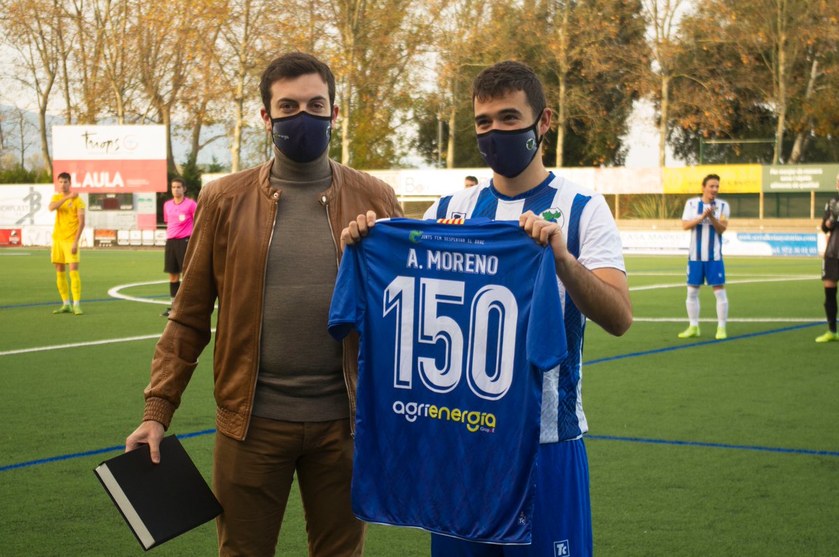 CEBanyoles's tweet photo. [🎽PRIMER EQUIP] 👏Abans de l'inici del partit del passat diumenge al Miquel Coromina, el club blau va fer un reconeixement a un dels capitans, Andreu Moreno (@AndreuMore6), que ha complert 150 partits com a jugador del @CEBanyoles en el que és la seva 6a temporada. #factoriaCEB https://t.co/lHAQ2NiJPW