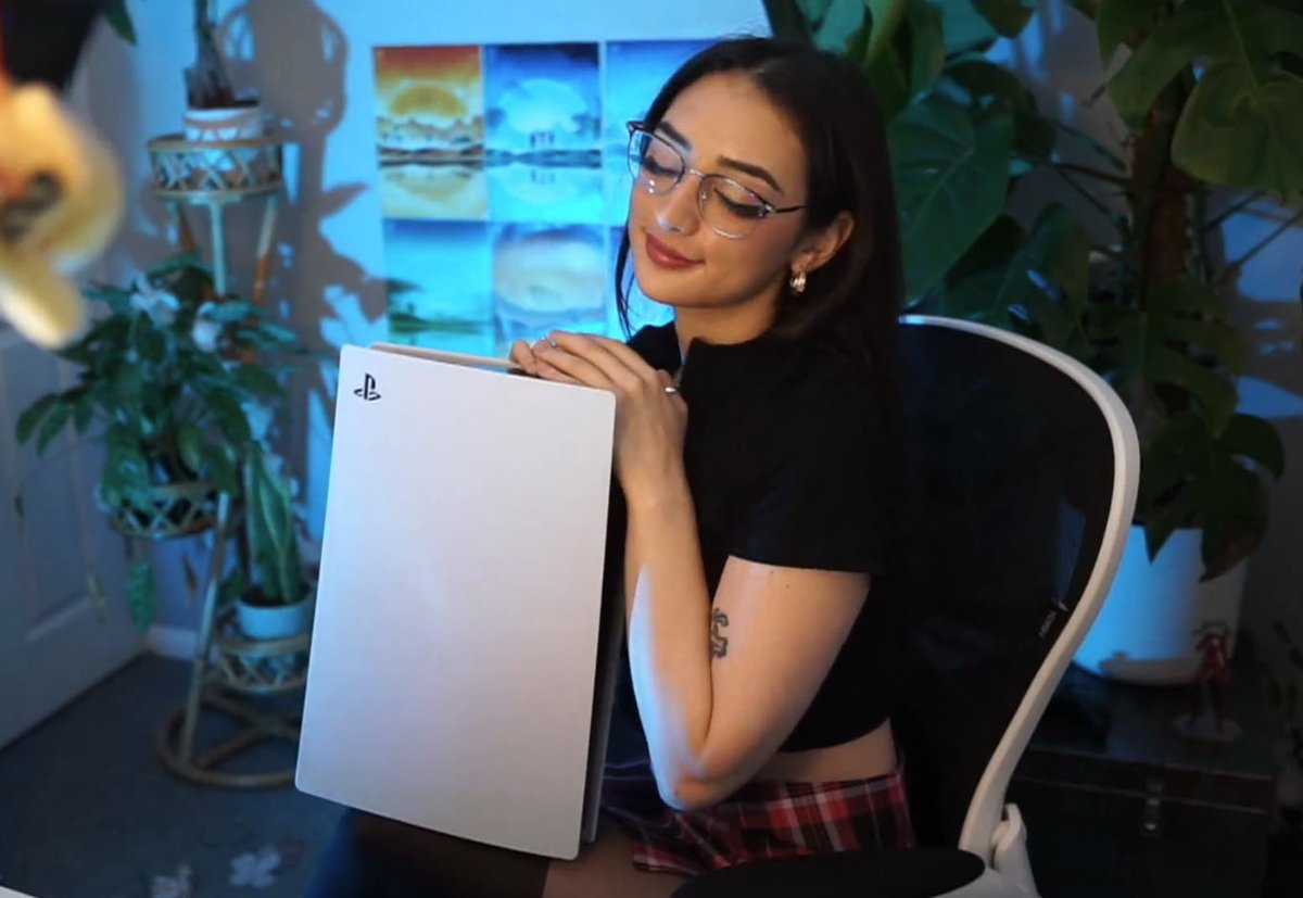 PS5 GIVEAWAY!🤍

Super excited to partner with <a href="/PlayStationUK/">PlayStation UK</a> and giveaway a digital edition of the PS5!

To enter all you need to do it RT &amp; like this tweet (you can also increase your chance of winning here: gleam.io/GuOYw/ps5-give…)
UK ONLY
#Sponsored