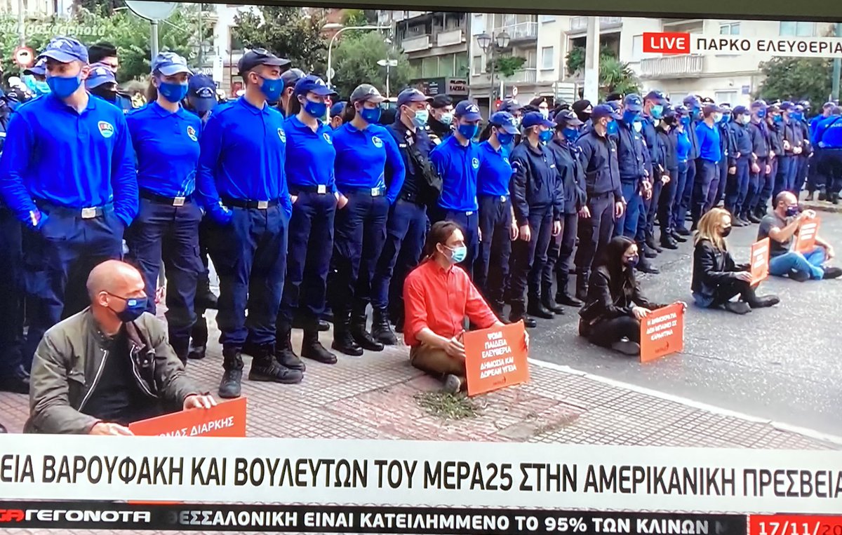ThePressProject's tweet photo. Καθιστική διαμαρτυρία από το ΜέΡΑ25 με πλήθος αστυνομικών να συνωστίζονται. 

https://t.co/0qNBOJM3c2 https://t.co/sh8uFZ1XST