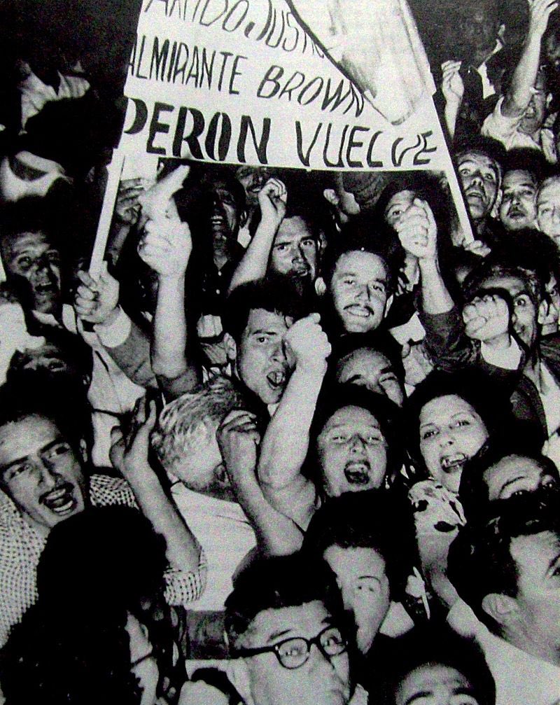 Un día como hoy, hace 48 años,regresaba a la Argentina Juan Domingo Perón, después de 17 años de exilio y persecución.
Reconocemos a esa Militancia que decidió resistir y luchar con Lealtad para que vuelva, y a todos los que hoy militan, por una Argentina justa, unida y en Paz!!