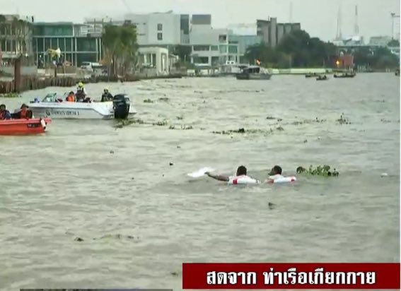 tanawatofficial's tweet photo. โอ้โห มีผู้ชุมนุมว่ายน้ำไปสภา เพื่อเรียกร้องให้ประธานสภาแจ้งตำรวจหยุดใช้ความรุนแรง หยุดสบายการชุมนุม 

ตำรวจชั้นผู้ใหญ่มึงมาดูนี่ มาดู ประชาชนเค้าไม่มีอะไรเลยนอกจากมือเปล่า แล้วมึงยังทำกับพวกเขาลงคอ

#ม็อบ17พฤศจิกา https://t.co/kXkRV5N22v