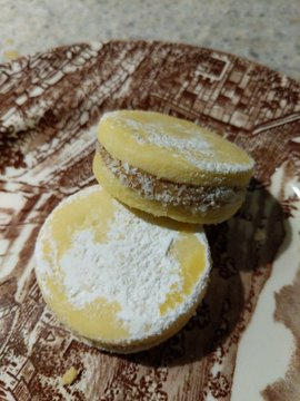 Alfajores on a plate