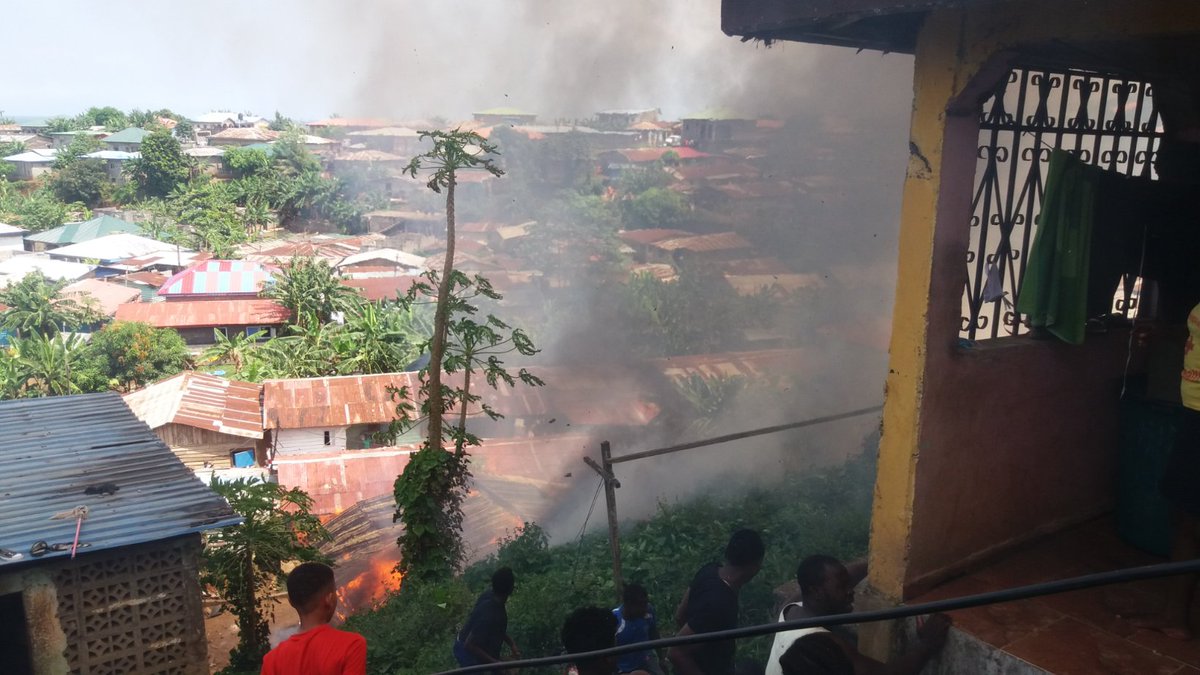 Ultima hora: se está registrando un incendio en las imediaciones del barrio de Fistón - Mbañe. #EláNguema