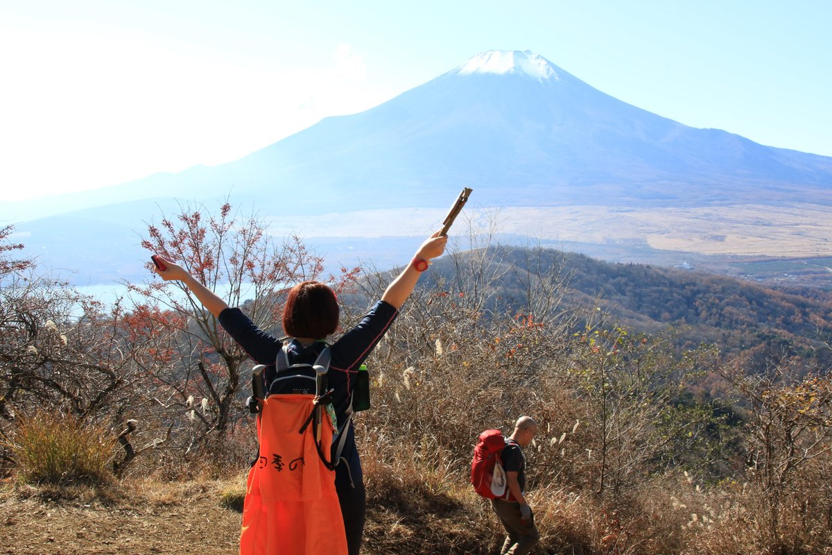 四季の旅ツアー 石割山のハイキングに参加してきました 石割山はパワースポットでも知られてますが 何よりも富士山がもっとも きれいに見えるハイキングスポットの一つです レベルも初級と中級の間 天気がよければ難易度はとても低く上りやすい山です