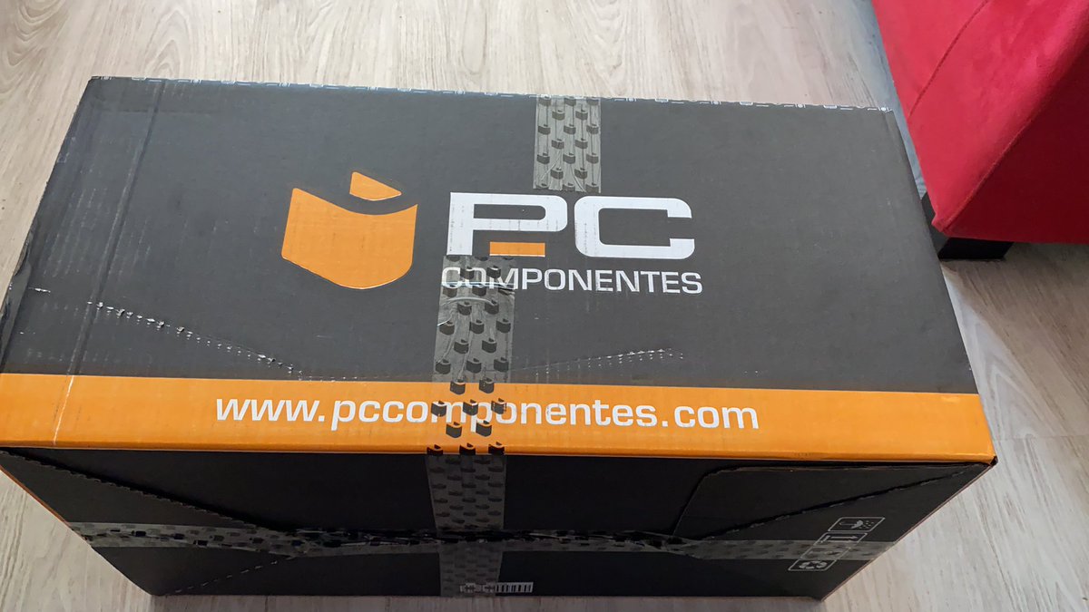 SeiLnd_'s tweet photo. La me ha llegado la compra del black friday!!! 😱 @pccomponentes  la cajita de la felicidad ✌🏼 https://t.co/AiAqiyhAYE