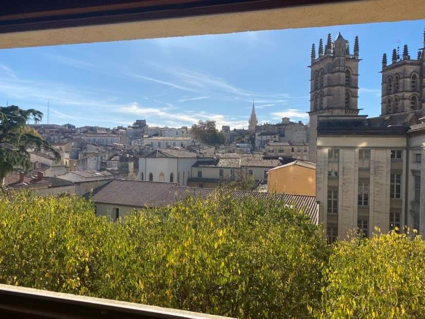 CiamSLazareff's tweet photo. Cher tous,
Les inscriptions sont toujours ouvertes ! ✉️
En cette période troublée, pensez au bonheur de vos étudiants en leur permettant de profiter d'une parenthèse sous le soleil montpelliérain tout en développant leurs qualités oratoires lors de la 22ème édition du CIAM ! ☀️ https://t.co/eDR0sgP2Mm