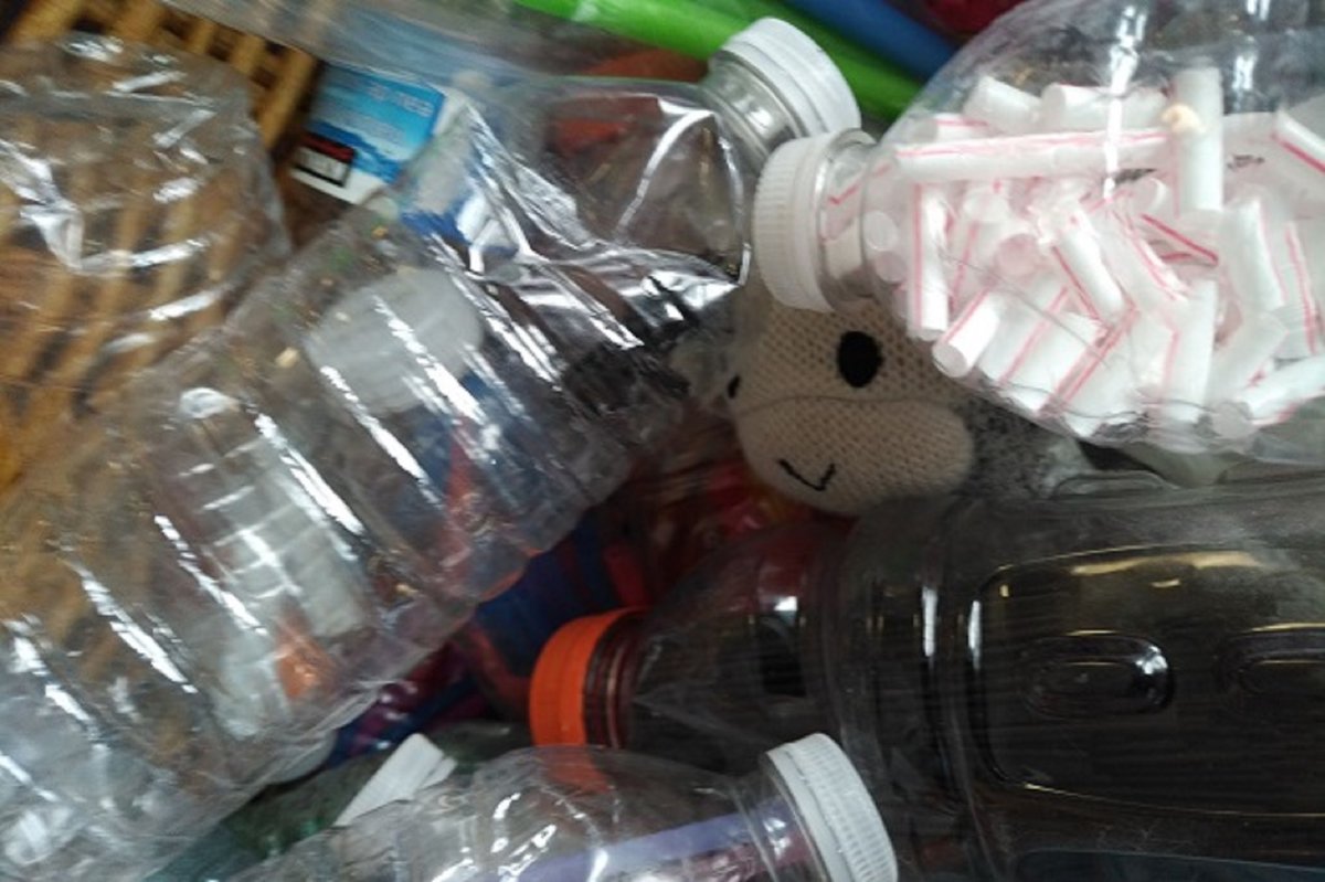 IntensifyingPlasticWorldsInviting children to practice curiosity & disrupt indifferenceDisrupting formation of neoliberalconsumer&neocolonialsubjectRecast child-plastic relationsResponse(ability)  #livingwithplastic  @DiscardStudies  #Discard2020  @vpacinik  @common_worlds 10/10