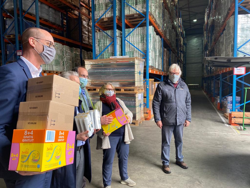 vincent_v_p's tweet photo. De druk op de voedselbanken is, zeker nu, heel groot. We moeten bedrijven stimuleren om levensnoodzakelijke middelen, die niet verkoopbaar zijn, weg te schenken aan liefdadigheidsinstellingen. Daarom maken we wegschenken  fiscaal voordeliger dan weggooien. 
@comeos_nl https://t.co/UfzIIxci3f