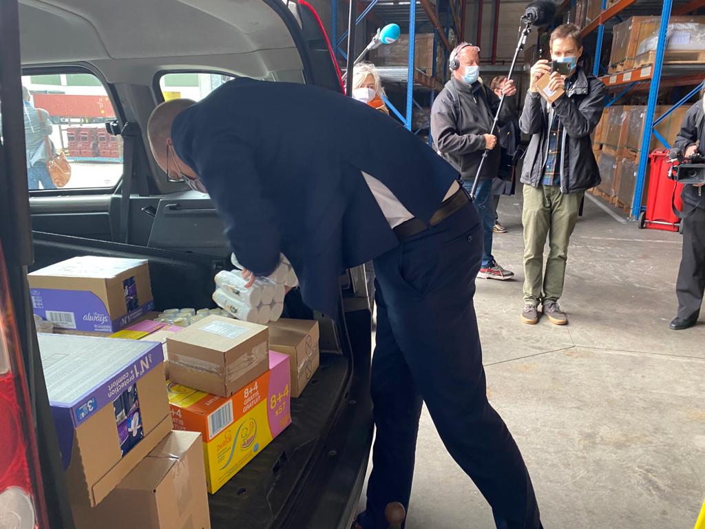 vincent_v_p's tweet photo. De druk op de voedselbanken is, zeker nu, heel groot. We moeten bedrijven stimuleren om levensnoodzakelijke middelen, die niet verkoopbaar zijn, weg te schenken aan liefdadigheidsinstellingen. Daarom maken we wegschenken  fiscaal voordeliger dan weggooien. 
@comeos_nl https://t.co/UfzIIxci3f