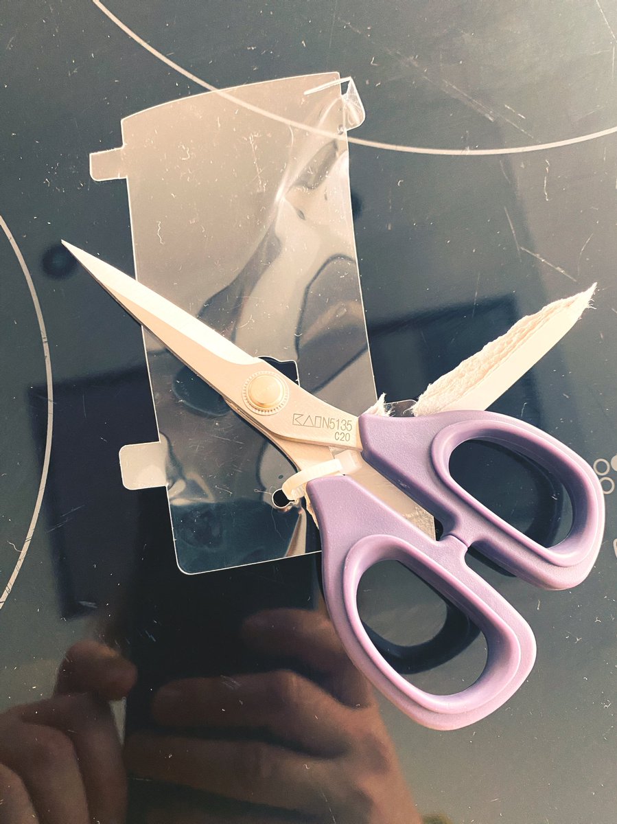 LieselotU's tweet image. Een schaar nodig hebben om de schaar te kunnen gebruiken. Klinkt als een metafoor, maar voor wat?