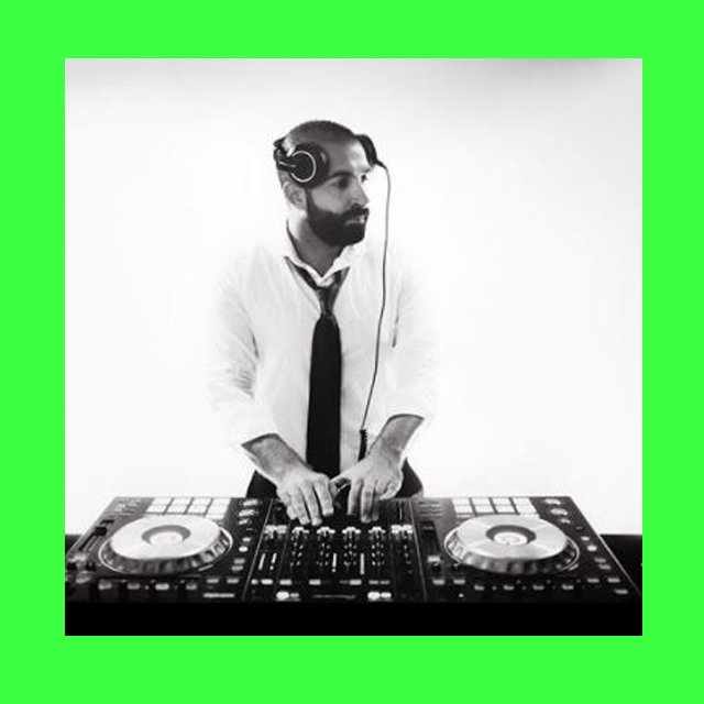 UMGmena's tweet photo. يعود إليكم #MarkShakedown بعمل موسيقي جديد يوم الخميس 🙌🏽🎧

@mark_shakedown is back! New track out this Thursday ⚡☄️💥 #markshakedown #new #track #dj #producer https://t.co/ZUufAsLu3b