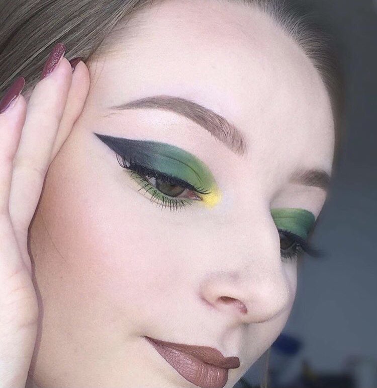 LouAnnKer's tweet photo. @lenasituations Salut lena😘 je m’appelle Lou-Ann et j’ai toujours été passionnée par le maquillage ! Je ne pourrais jamais intégrer une école de maquillage donc j’ai créer un Instagram dédiée au maquillage et essayer de faire mon réseaux par moi même, je tente,on ne sait jamais😊 Mercii🥰 https://t.co/NQR6htZYV9