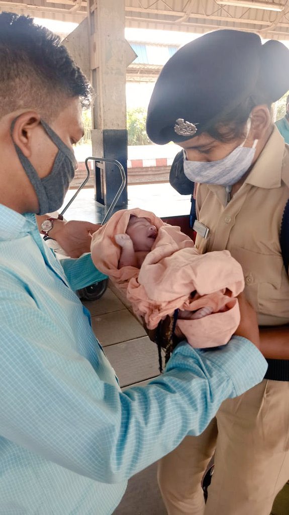 RailMinIndia's tweet photo. Commendable dedication displayed by RPF Lady Constable, Ms. Reena Ujjwal &amp; MSF staff,Ms. Sonam Dabare who attended pregnant lady passenger &amp; helped her to deliver a healthy baby at Kalyan Station, later the mother &amp; child were sent to Rukmani Bai Hospital for further treatment. https://t.co/RH6ReHmOrN