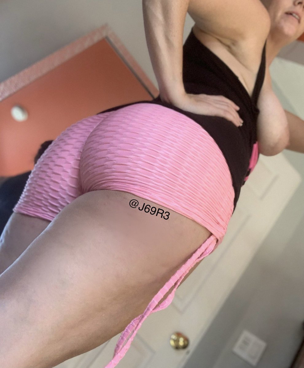 HottiesKc's tweet photo. My favorite #PineAppleGirl dropped a couple of pics for our viewing pleasure π
@J69R3 looking #PrettyInPink π€©
Dat booty looking good all tightly packaged up girl π
#HotWife
#GorgeousTits
#MilfNextDoor
#KCHottie π―π₯ https://t.co/GWLBi5C5bC