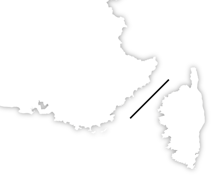 Ce n'est pas le seul territoire où l'on se permet, en cartographie, des "rapprochements". La Corse est un example classique. Le petit trait noir indique une "découpe" de la carte, et est donc indispensable pour indiquer que la distance est artificiellement rétrecie.