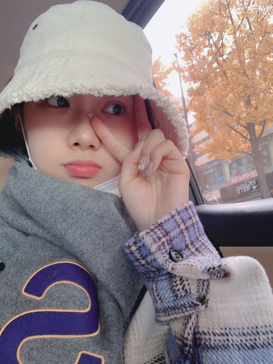 wrongdeukaetan's tweet photo. babies and their fluffy hats 🥺 https://t.co/A8G0f4YP0s