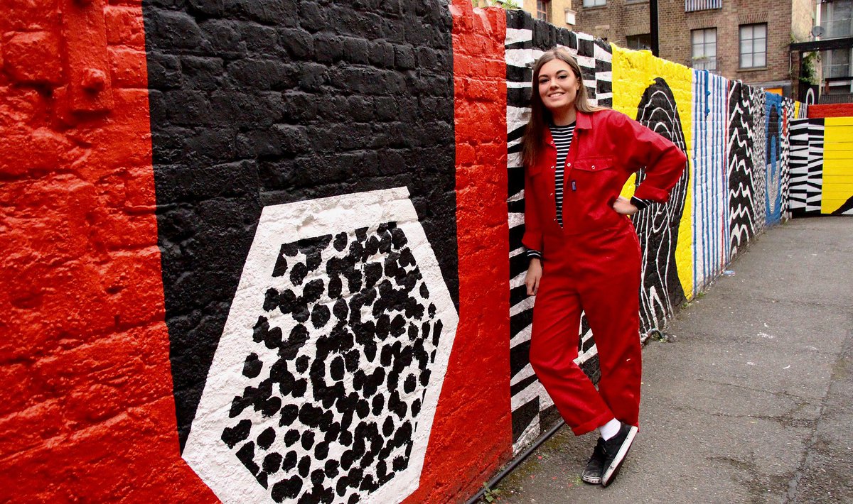 #AOIMember Coco Lom was invited by @TonyHarmer for an #AdobeLive interview. She gave a tour of her studio, spoke about some of her favourite books and did a demo of how she makes her illustrations on her scanner. 😍

Watch the full live stream here:
behance.net/live/videos/87…