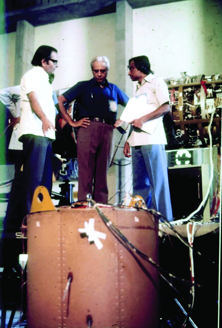  #SpaceHour A thread of my favourite images related to indian space history: 1. Engineers looking over a sounding rocket on the stand2. The SLV-3 being lifted from its transporter3. Dr. Satish Dhawan and engineers looking over one of the tanks of the SLV-34. RH-75 in flight