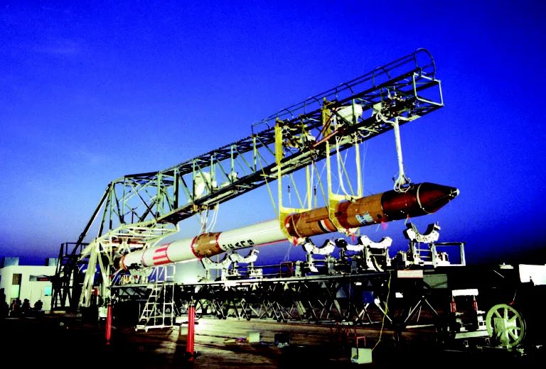  #SpaceHour A thread of my favourite images related to indian space history: 1. Engineers looking over a sounding rocket on the stand2. The SLV-3 being lifted from its transporter3. Dr. Satish Dhawan and engineers looking over one of the tanks of the SLV-34. RH-75 in flight