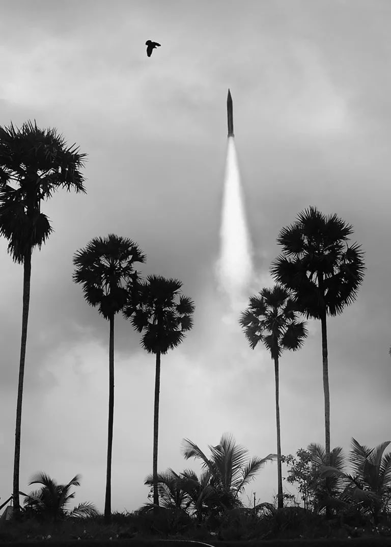  #SpaceHour A thread of my favourite images related to indian space history: 1. Engineers looking over a sounding rocket on the stand2. The SLV-3 being lifted from its transporter3. Dr. Satish Dhawan and engineers looking over one of the tanks of the SLV-34. RH-75 in flight