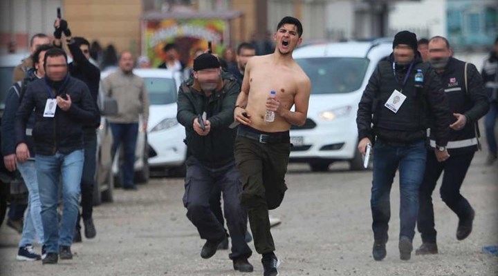 BirGun_Gazetesi's tweet image. Kemal Kurkut davasında sanık polis beraat etti
Cinayet anını görüntüleyerek gerçeği ortaya çıkaran gazeteci Abdurrahman Gök’ün ise evine 2 kez baskın yapıldı; hakkında 20 yıl hapis isteniyor!
bit.ly/3lFu5Ui