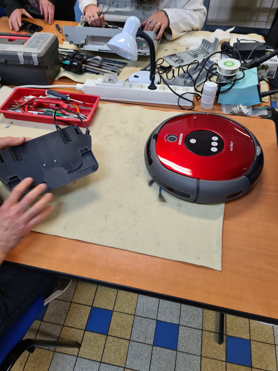 repaircafetours's tweet photo. Au #RCTOURS, nos #bénévoles 👨🔧 font parfois face aux #problèmes🧐 très complexes sur des #appareils automatisés, #imprimantes 🖨..... !
🤗Toutefois, elles/ ils trouvent souvent les solutions🧰 adapté(e)s pour redonner une #secondevie aux biens ! @ademe https://t.co/6tGAuZTxmQ