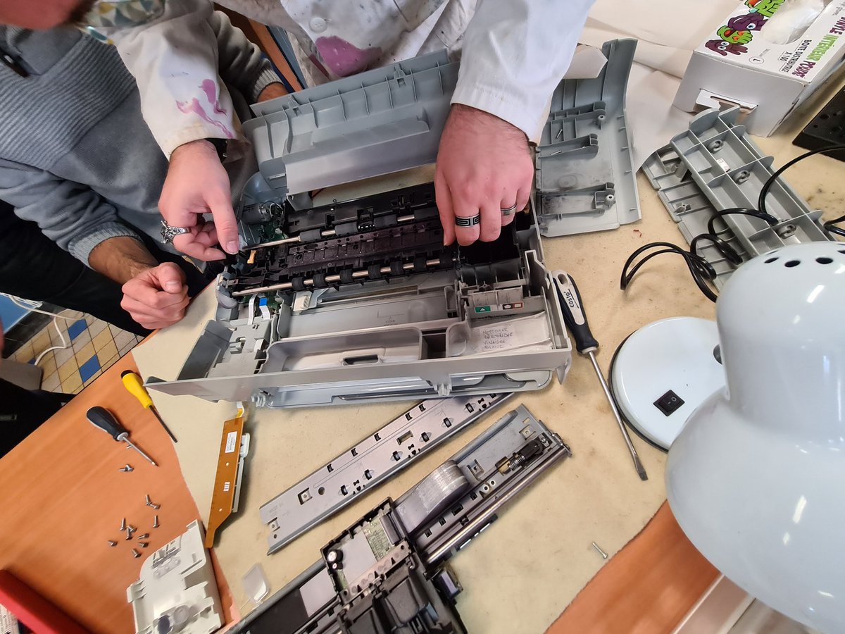 repaircafetours's tweet photo. Au #RCTOURS, nos #bénévoles 👨🔧 font parfois face aux #problèmes🧐 très complexes sur des #appareils automatisés, #imprimantes 🖨..... !
🤗Toutefois, elles/ ils trouvent souvent les solutions🧰 adapté(e)s pour redonner une #secondevie aux biens ! @ademe https://t.co/6tGAuZTxmQ